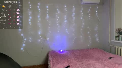 Snapshot of _pretty_ladies_ chatting on January 17, 8:12 pm Ellie and Nika online show from January 17, 8:12 pm