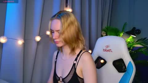 Snapshot of _ramona__ chatting on December 22, 6:10 am im Amy online show from December 22, 6:10 am