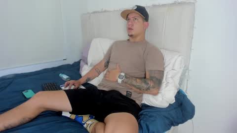 Snapshot of _robertobaggio chatting on December 4, 12:47 pm Roberto online show from December 4, 12:47 pm