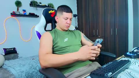 Snapshot of _robertobaggio chatting on February 10, 12:39 pm Roberto online show from February 10, 12:39 pm