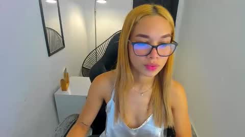 Snapshot of _scarlet_0 chatting on March 31, 2:13 am Valerie online show from March 31, 2:13 am