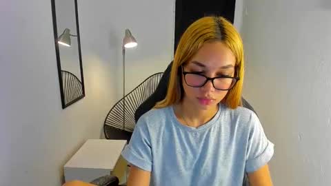 Snapshot of _scarlet_0 chatting on April 9, 2:00 am Valerie online show from April 9, 2:00 am