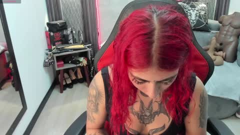 Snapshot of _selene_red chatting on February 5, 1:33 pm Selene online show from February 5, 1:33 pm