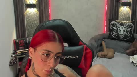 Snapshot of _selene_red chatting on February 10, 5:52 pm Selene online show from February 10, 5:52 pm