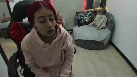 Snapshot of _selene_red chatting on February 18, 12:28 pm Selene online show from February 18, 12:28 pm