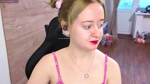 Snapshot of _sofiy_milashka chatting on October 20, 3:18 am Sofiy online show from October 20, 3:18 am