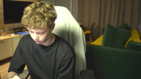 OLIVERpvt is open online show from November 19, 3:06 am