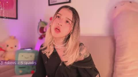 _tammarra_ online show from August 3, 8:23 pm