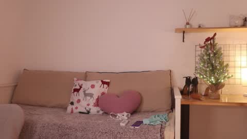 Snapshot of _teasecake_ chatting on December 7, 4:31 am Annie online show from December 7, 4:31 am