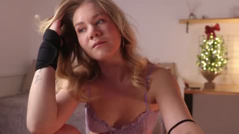 Snapshot of _teasecake_ chatting on December 23, 1:18 am Annie online show from December 23, 1:18 am