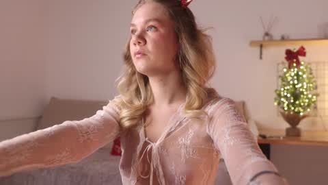 Snapshot of _teasecake_ chatting on December 26, 1:40 am Annie online show from December 26, 1:40 am