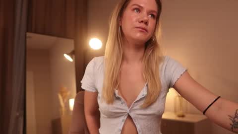 Snapshot of _teasecake_ chatting on February 17, 1:25 am Annie online show from February 17, 1:25 am