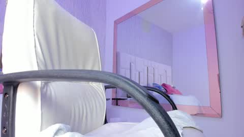 Snapshot of _tinyrousse_ chatting on October 4, 7:01 pm Rousse online show from October 4, 7:01 pm