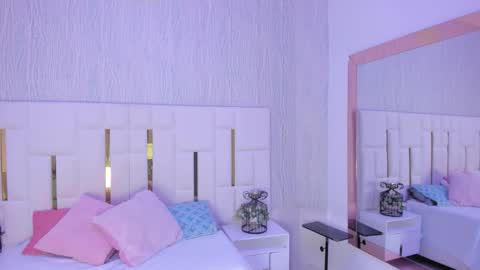 Snapshot of _tinyrousse_ chatting on October 5, 7:01 pm Rousse online show from October 5, 7:01 pm