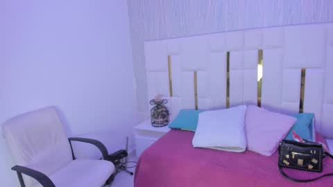 Snapshot of _tinyrousse_ chatting on October 6, 6:49 pm Rousse online show from October 6, 6:49 pm