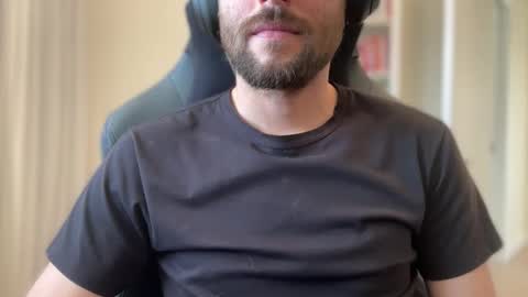 Snapshot of _ur_happy_meal chatting on March 27, 4:40 pm DJ online show from March 27, 4:40 pm