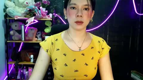 Snapshot of _urpetitegirl chatting on May 10, 10:20 am _urpetitegirl online show from May 10, 10:20 am