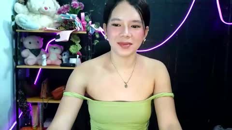 Snapshot of _urpetitegirl chatting on May 14, 1:45 am _urpetitegirl online show from May 14, 1:45 am