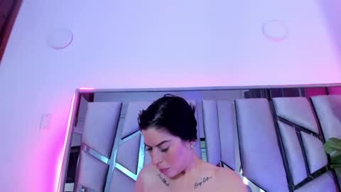 Snapshot of _valeria_saenz_ chatting on October 6, 2:20 am _valeria_saenz_ online show from October 6, 2:20 am