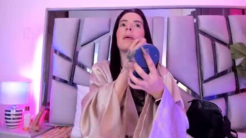 Snapshot of _valeria_saenz_ chatting on November 4, 2:43 am _valeria_saenz_ online show from November 4, 2:43 am