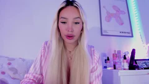 Snapshot of _viioletweekend_ chatting on March 10, 12:07 am online show from March 10, 12:07 am