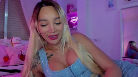 Snapshot of _viioletweekend_ chatting on December 2, 9:32 pm online show from December 2, 9:32 pm