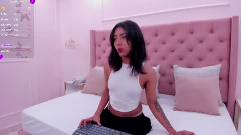 Snapshot of _violeta_clark chatting on June 14, 1:24 pm Violeta online show from June 14, 1:24 pm