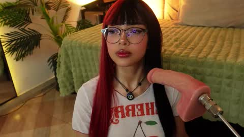 Snapshot of _viollettenoir_ chatting on March 3, 8:37 pm online show from March 3, 8:37 pm