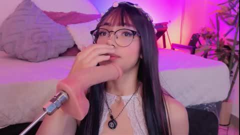 Snapshot of _viollettenoir_ chatting on March 7, 8:50 pm online show from March 7, 8:50 pm