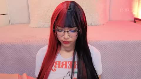 Snapshot of _viollettenoir_ chatting on March 18, 8:34 pm online show from March 18, 8:34 pm