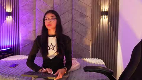 Snapshot of _viollettenoir_ chatting on March 27, 7:46 pm online show from March 27, 7:46 pm