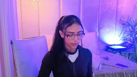 Snapshot of _viollettenoir_ chatting on March 29, 11:32 am online show from March 29, 11:32 am