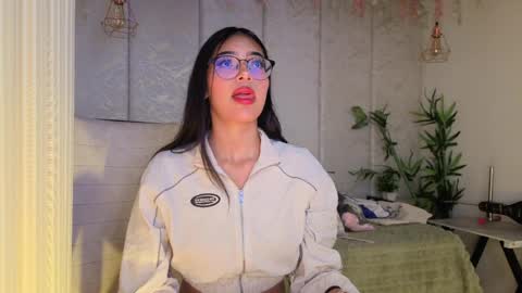 Snapshot of _viollettenoir_ chatting on March 31, 7:47 pm online show from March 31, 7:47 pm