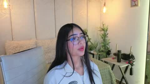 Snapshot of _viollettenoir_ chatting on April 1, 8:17 pm online show from April 1, 8:17 pm