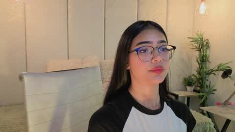 Snapshot of _viollettenoir_ chatting on April 2, 7:44 pm online show from April 2, 7:44 pm