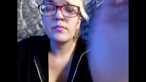 Snapshot of a6909 chatting on December 21, 6:02 pm Bree Anna online show from December 21, 6:02 pm
