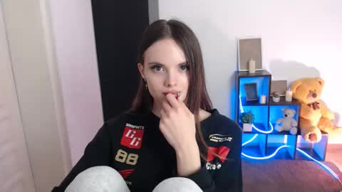 a_ariella_ online show from October 27, 1:26 pm