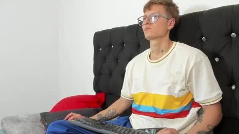 A Sexy Couple online show from October 5, 9:13 pm