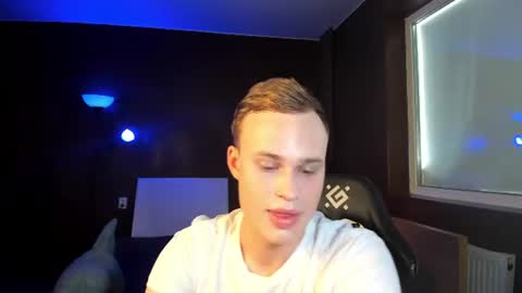 Snapshot of aar0n_ chatting on June 8, 2:06 pm Aaron online show from June 8, 2:06 pm