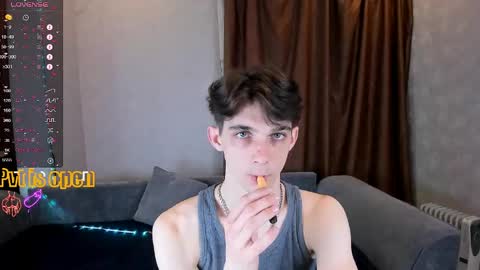 Snapshot of aaron_bang chatting on April 19, 7:49 pm Aaron Bang online show from April 19, 7:49 pm
