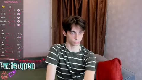 Snapshot of aaron_bang chatting on June 1, 10:22 pm Aaron Bang online show from June 1, 10:22 pm