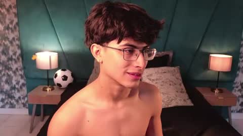 Aaron Ezequiel online show from June 14, 1:13 pm