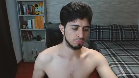 Snapshot of aaron_paul_ chatting on September 30, 7:02 am Aaron online show from September 30, 7:02 am