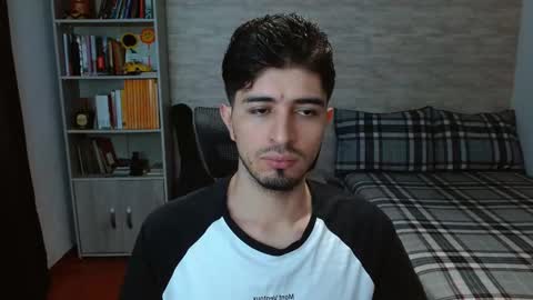 Snapshot of aaron_paul_ chatting on October 13, 7:14 pm Aaron online show from October 13, 7:14 pm