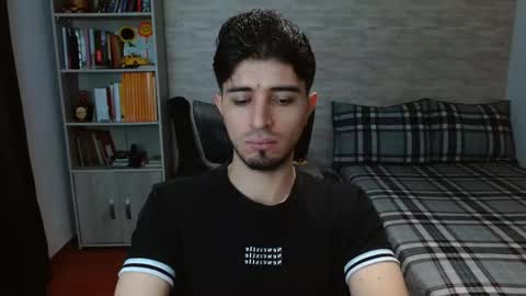 Snapshot of aaron_paul_ chatting on October 14, 7:47 pm Aaron online show from October 14, 7:47 pm