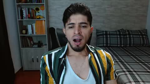 Snapshot of aaron_paul_ chatting on October 16, 6:42 pm Aaron online show from October 16, 6:42 pm