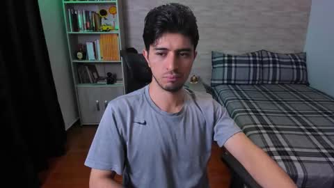 Snapshot of aaron_paul_ chatting on November 10, 5:45 pm Aaron online show from November 10, 5:45 pm