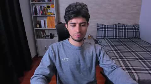 Snapshot of aaron_paul_ chatting on November 16, 5:18 pm Aaron online show from November 16, 5:18 pm