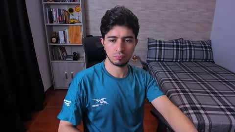 Snapshot of aaron_paul_ chatting on November 17, 4:35 pm Aaron online show from November 17, 4:35 pm