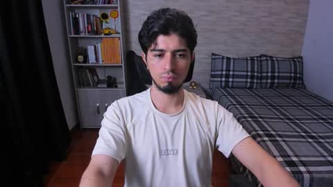 Snapshot of aaron_paul_ chatting on December 17, 11:33 pm Aaron online show from December 17, 11:33 pm